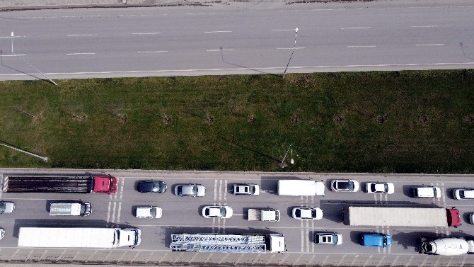 karadeniz-sahil-yolunda-tam-kapanma-oncesi-trafik-yogunlugu-artti-(8).jpg