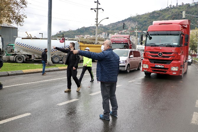 karadeniz-sahil-yolunda-ulasim-trafik-kazasi-nedeniyle-yaklasik-3-saat-aksadi-4.jpg