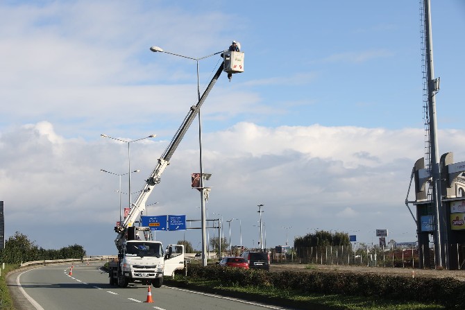 karadeniz-sahil-yolunun-rize-gecisinde-aydinlatmalar-yenileniyor-(1).jpg