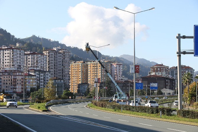 karadeniz-sahil-yolunun-rize-gecisinde-aydinlatmalar-yenileniyor-(5).jpg
