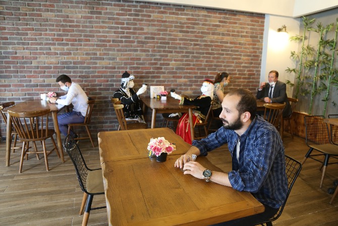 karadenizli-kafe-isletmecisinden-ilginc-sosyal-mesafe-onlemi-(10).jpg