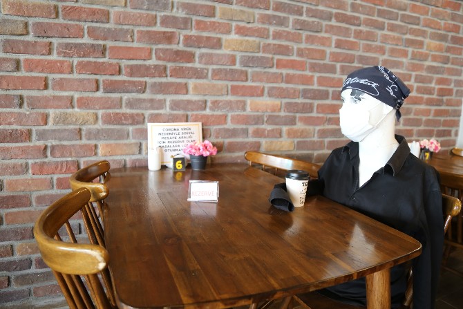 karadenizli-kafe-isletmecisinden-ilginc-sosyal-mesafe-onlemi-(3).jpg