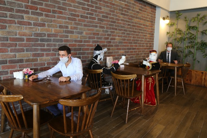 karadenizli-kafe-isletmecisinden-ilginc-sosyal-mesafe-onlemi-(6).jpg