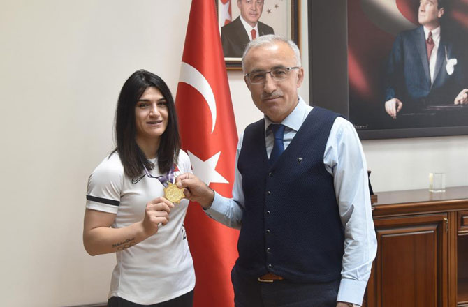 karamanoglu-mehmetbey-universitesi-kmu-spor-bilimleri-fakultesi-ogrencisi-milli-judocu-zeynep-celik-rektor-huseyin-karaman.jpg