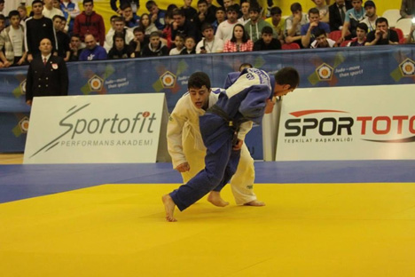 kasim-erkan-rizeli-milli-judocu-gumus-madalya-ile-dondu-3.jpg kasim-erkan-rizeli-milli-judocu-gumus-madalya-ile-dondu-3.jpg
