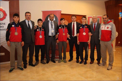 kasim-erkan-rizeli-milli-judocu-gumus-madalya-ile-dondu-4.jpg kasim-erkan-rizeli-milli-judocu-gumus-madalya-ile-dondu-4.jpg