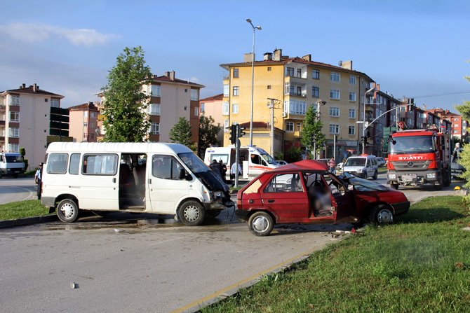 kastamonuda-minibus-ile-otomobil-carpisti-1-olu-5-yarali-1.jpg