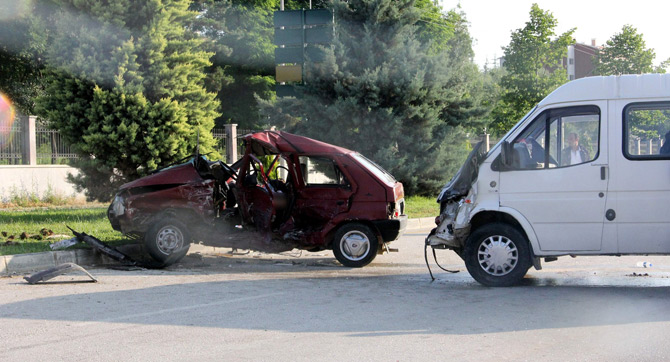 kastamonuda-minibus-ile-otomobil-carpisti-1-olu-5-yarali-2.jpg