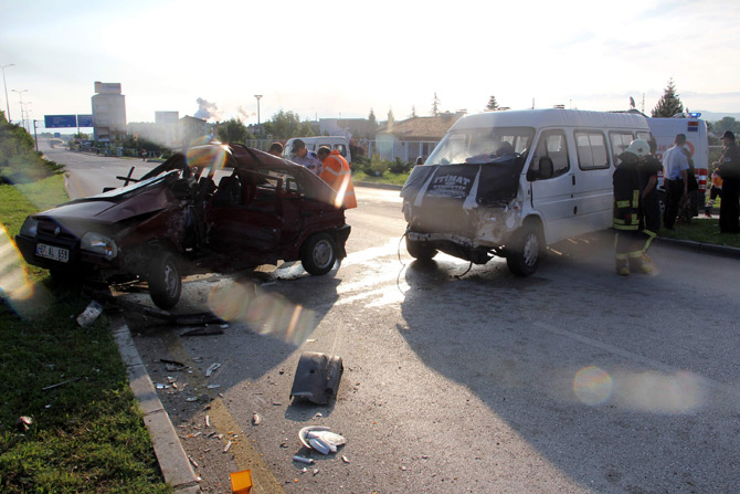 kastamonuda-minibus-ile-otomobil-carpisti-1-olu-5-yarali-3.jpg