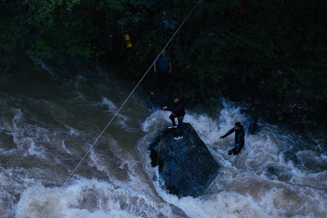 kayip-muhabiri-arama-calismalarinda-suya-kapilarak-sehit-olan-askerler-dereden-cikartildi-(1).jpg