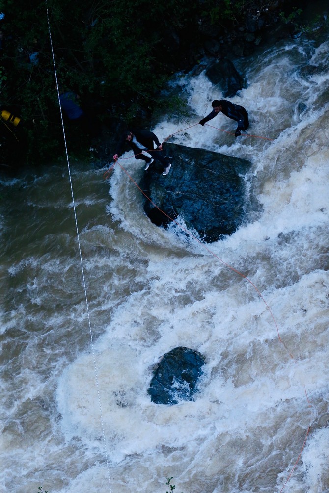 kayip-muhabiri-arama-calismalarinda-suya-kapilarak-sehit-olan-askerler-dereden-cikartildi-(2).jpg