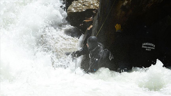 kayip-muhabiri-arama-calismalarinda-suya-kapilarak-sehit-olan-askerler-dereden-cikartildi.jpg