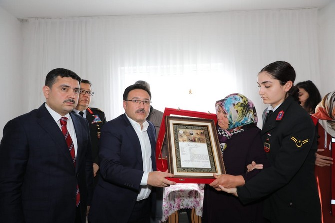 kayseri-valisi-gokmen-cicek-rizenin-iyidere-ilce-jandarma-komutanligi-onunde-gecirmis-oldugu-trafik-kazasi-sonrasi-sehit-olan-jandarma-uzman-cavus-osman-ozsoyun-develide-yasayan-ailesini-ziyaret-edere-1.jpg