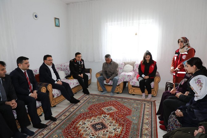 kayseri-valisi-gokmen-cicek-rizenin-iyidere-ilce-jandarma-komutanligi-onunde-gecirmis-oldugu-trafik-kazasi-sonrasi-sehit-olan-jandarma-uzman-cavus-osman-ozsoyun-develide-yasayan-ailesini-ziyaret-edere-3.jpg