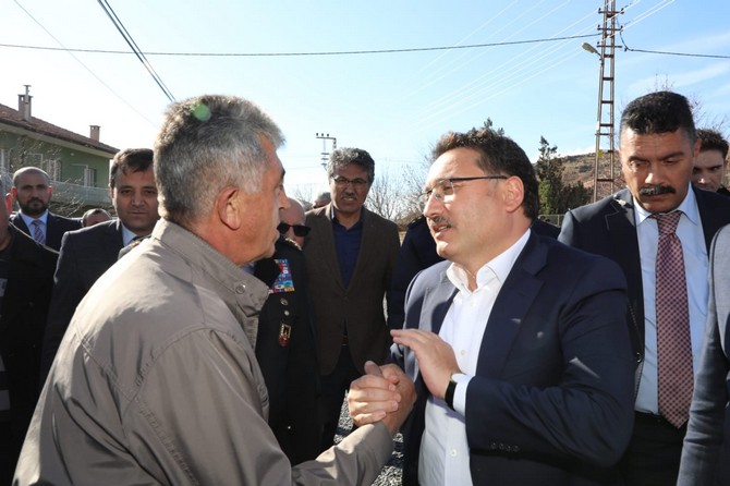 kayseri-valisi-gokmen-cicek-rizenin-iyidere-ilce-jandarma-komutanligi-onunde-gecirmis-oldugu-trafik-kazasi-sonrasi-sehit-olan-jandarma-uzman-cavus-osman-ozsoyun-develide-yasayan-ailesini-ziyaret-edere.jpg