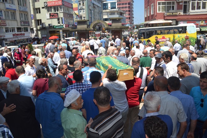 kazada-olen-emekli-ogretmen-fehmiye-surucu,-rize’de-defnedildi-(16).jpg