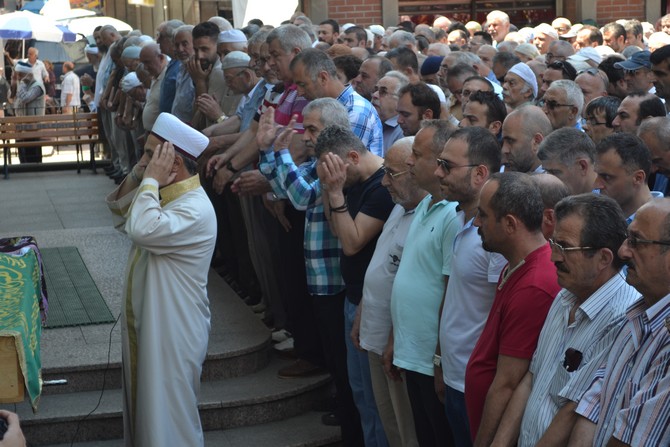 kazada-olen-emekli-ogretmen-fehmiye-surucu,-rize’de-defnedildi-(7).jpg