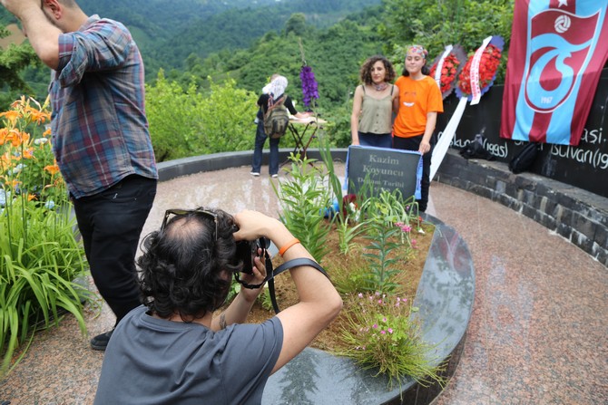 kazim-koyuncu-olumunun-17-yilinda-mezari-basinda-anildi-7.jpg