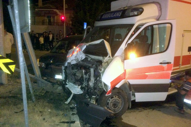 kelkitte-kaza-yerine-giden-ambulans-kaza-yapti-3-yarali-3.jpg