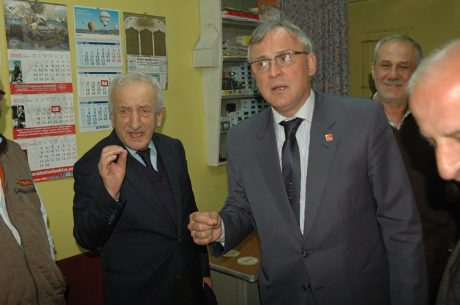 kenan-biyik-kanburoglu-sokakta.jpg kenan-biyik-kanburoglu-sokakta.jpg