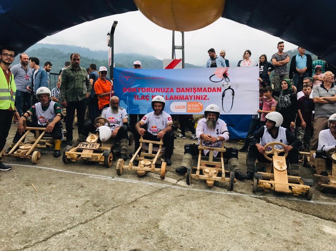 kenan-sofuoglu,--rize’de-duzenlenen-red-bull-formulaz-yarislarinda-rize-il-saglik-mudurlugunun-“akilci-ilac-kullanimi”-etkinligine-de-destek-verdi-(2).jpg