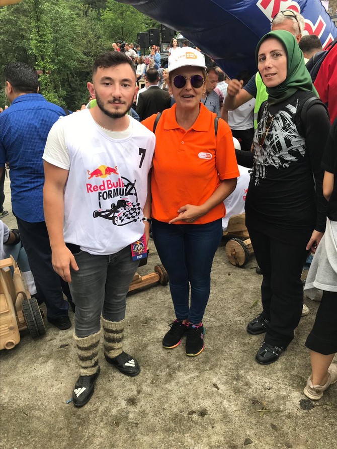kenan-sofuoglu,--rize’de-duzenlenen-red-bull-formulaz-yarislarinda-rize-il-saglik-mudurlugunun-“akilci-ilac-kullanimi”-etkinligine-de-destek-verdi-(5).jpg