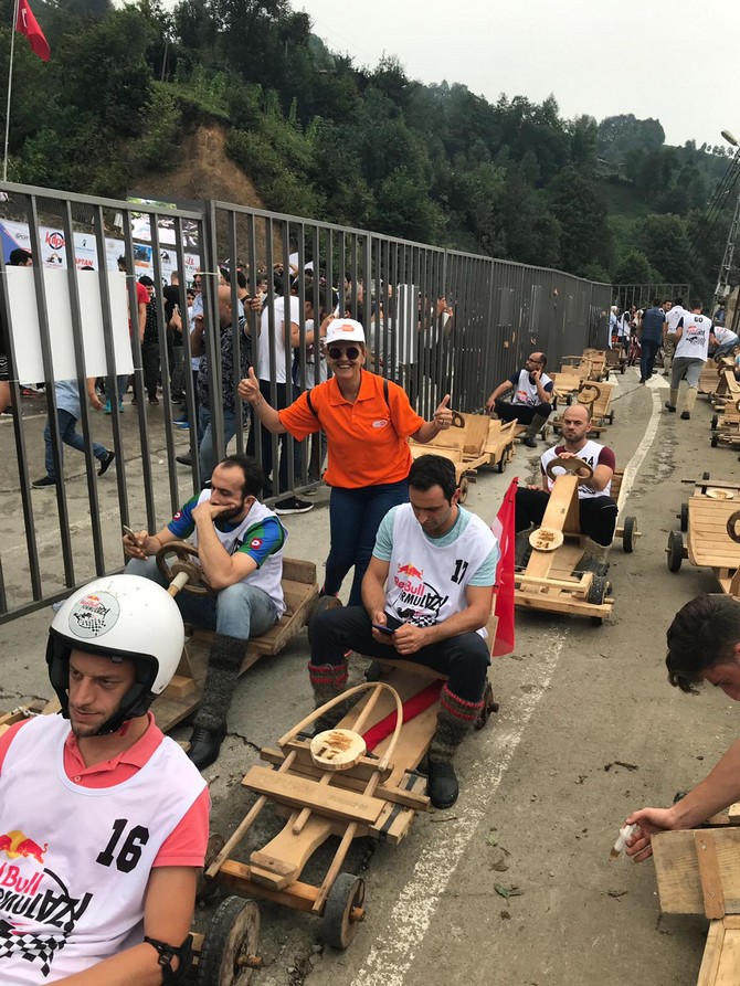 kenan-sofuoglu,--rize’de-duzenlenen-red-bull-formulaz-yarislarinda-rize-il-saglik-mudurlugunun-“akilci-ilac-kullanimi”-etkinligine-de-destek-verdi-(6).jpg