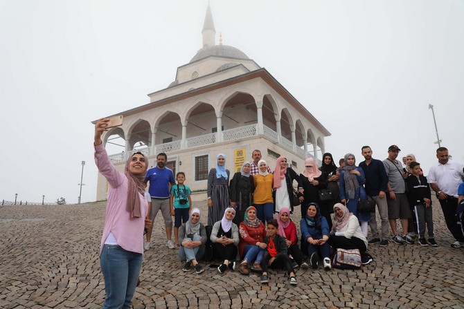 kible-dagindaki-camiye-arap-turist-ilgisi-(1).jpg