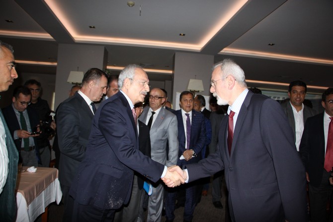 kilicdaroglu-rizede-stk-temsilcileri-ile-bir-araya-geldi-(8).jpg