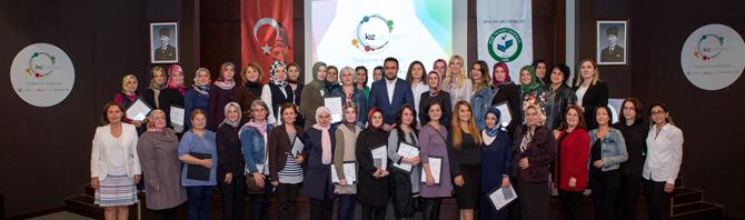 kiz-kardesim-egitimlerine-katilan-rizeli-kadinlar-sertifikalarini-aldi-1.jpg