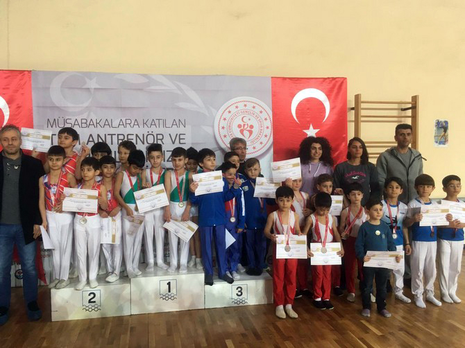 kizlarda-bayburt,-erkeklerde-ise-rizeli-cimnastikciler-buyuk-basari-elde-etti-(1).jpg