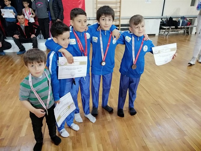 kizlarda-bayburt,-erkeklerde-ise-rizeli-cimnastikciler-buyuk-basari-elde-etti-(10).jpg