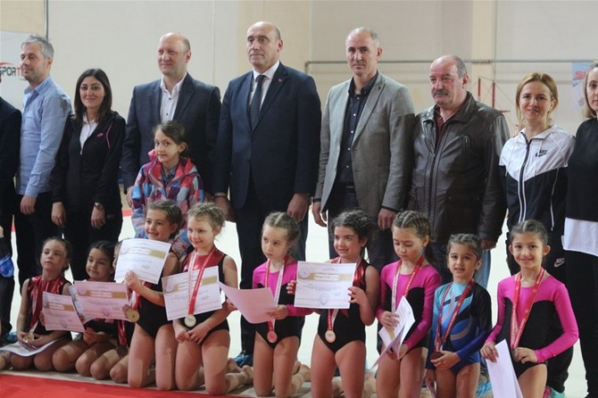 kizlarda-bayburt,-erkeklerde-ise-rizeli-cimnastikciler-buyuk-basari-elde-etti-(12).jpg