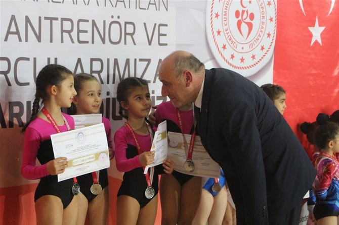 kizlarda-bayburt,-erkeklerde-ise-rizeli-cimnastikciler-buyuk-basari-elde-etti-(13).jpg