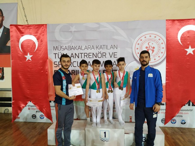 kizlarda-bayburt,-erkeklerde-ise-rizeli-cimnastikciler-buyuk-basari-elde-etti-(4).jpg