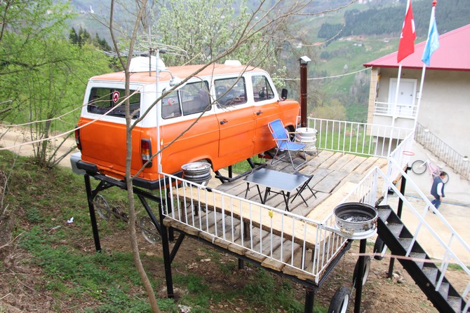 kizlari-agac-ev-istedi,-o-onlara-minibusten-ev-yapti-(12).jpg