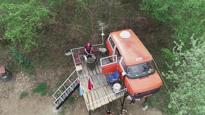 kizlari-agac-ev-istedi,-o-onlara-minibusten-ev-yapti-(3).jpg