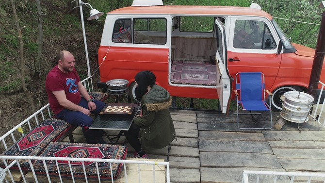 kizlari-agac-ev-istedi,-o-onlara-minibusten-ev-yapti-(5).jpg