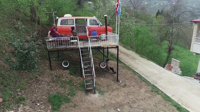 kizlari-agac-ev-istedi,-o-onlara-minibusten-ev-yapti-(6).jpg
