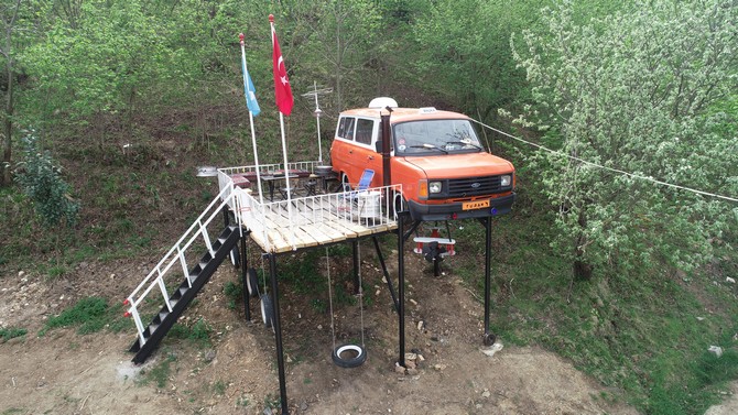 kizlari-agac-ev-istedi,-o-onlara-minibusten-ev-yapti-(8).jpg