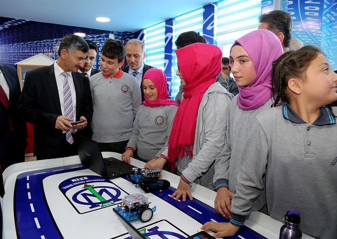 kodlama-egitimi-projesi-kapsaminda-olusturulan-atolyelerin-yedincisi-iyidere-ilcesinde-acildi-(2).jpg