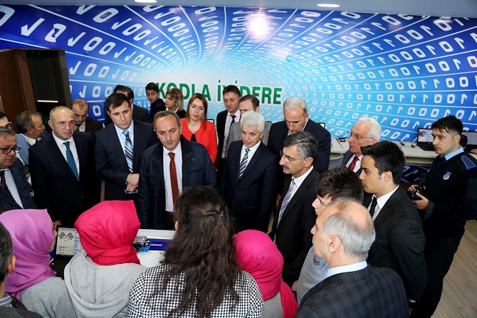 kodlama-egitimi-projesi-kapsaminda-olusturulan-atolyelerin-yedincisi-iyidere-ilcesinde-acildi-(3).jpg