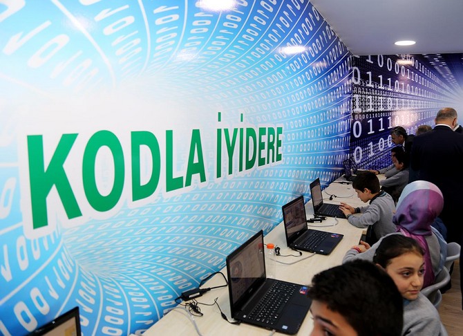 kodlama-egitimi-projesi-kapsaminda-olusturulan-atolyelerin-yedincisi-iyidere-ilcesinde-acildi-(4).jpg