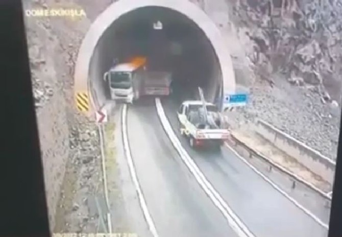 kontrolden-cikan-tir-tunel-girisinde-yolcu-otobusune-boyle-carpti-1.jpg