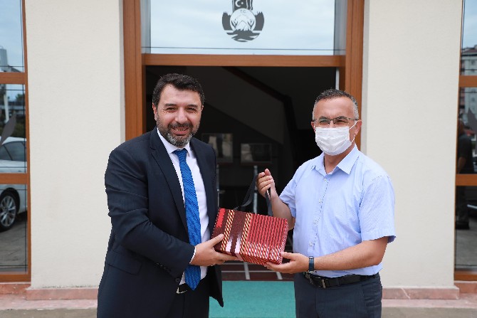 kosgeb-baskani-hasan-basri-kurt-rize-valisi-kemal-ceberi-makaminda-ziyaret-etti-2.jpg