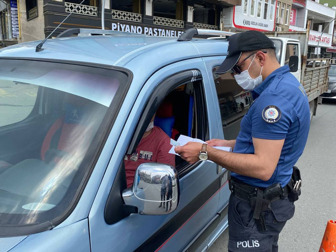 kovid-19-ile-mucadele-kapsaminda-uygulanan-sokaga-cikma-kisitlamasi-ile-rizede-cadde-ve-sokaklar-bos-kaldi-guvenlik-gucleri-sokak-ve-caddeler-ile-ana-yollarda-denetim-ve-kontrollerine-devam-etti-10.jpg