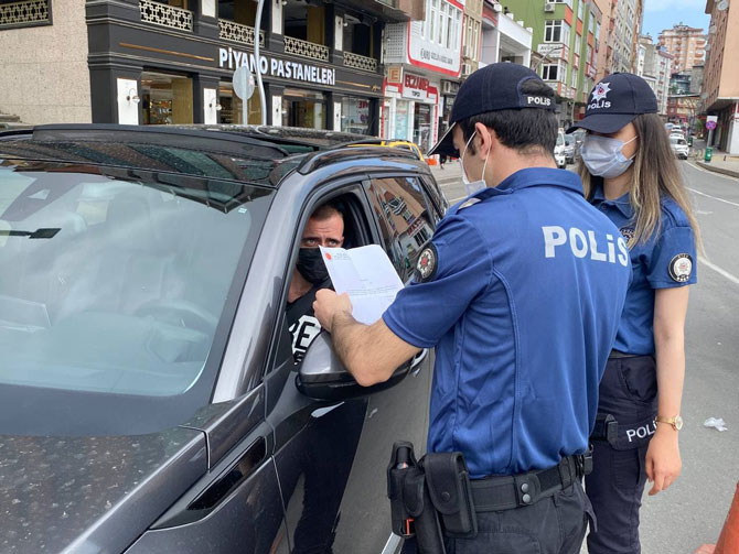 kovid-19-ile-mucadele-kapsaminda-uygulanan-sokaga-cikma-kisitlamasi-ile-rizede-cadde-ve-sokaklar-bos-kaldi-guvenlik-gucleri-sokak-ve-caddeler-ile-ana-yollarda-denetim-ve-kontrollerine-devam-etti-11.jpg