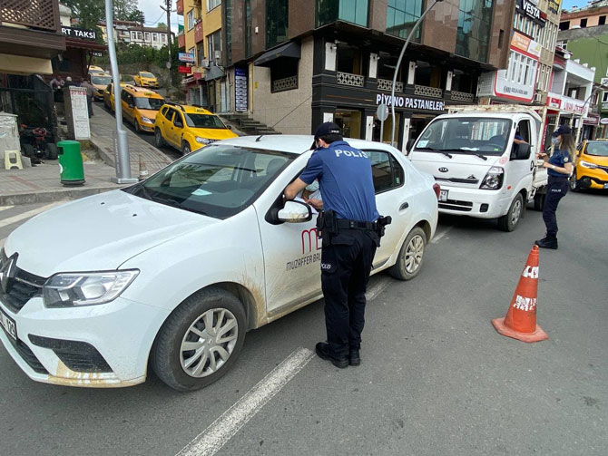 kovid-19-ile-mucadele-kapsaminda-uygulanan-sokaga-cikma-kisitlamasi-ile-rizede-cadde-ve-sokaklar-bos-kaldi-guvenlik-gucleri-sokak-ve-caddeler-ile-ana-yollarda-denetim-ve-kontrollerine-devam-etti-12.jpg