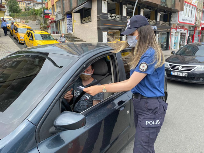 kovid-19-ile-mucadele-kapsaminda-uygulanan-sokaga-cikma-kisitlamasi-ile-rizede-cadde-ve-sokaklar-bos-kaldi-guvenlik-gucleri-sokak-ve-caddeler-ile-ana-yollarda-denetim-ve-kontrollerine-devam-etti-3.jpg