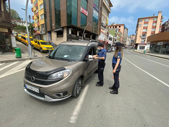 kovid-19-ile-mucadele-kapsaminda-uygulanan-sokaga-cikma-kisitlamasi-ile-rizede-cadde-ve-sokaklar-bos-kaldi-guvenlik-gucleri-sokak-ve-caddeler-ile-ana-yollarda-denetim-ve-kontrollerine-devam-etti-6.jpg
